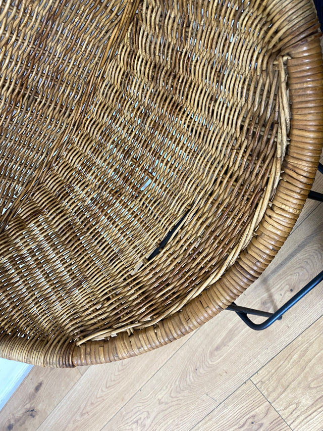 Formschöner 70er Jahre Barhocker aus Metall mit Sitz aus geflochtenem Rattan