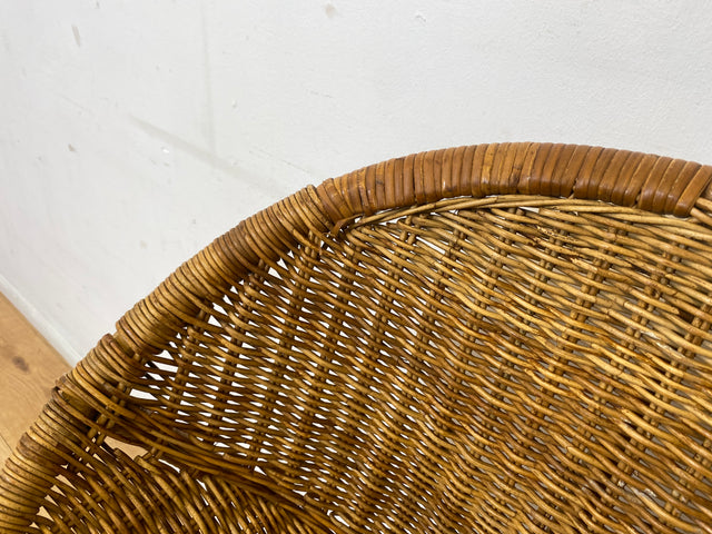 Formschöner 70er Jahre Barhocker aus Metall mit Sitz aus geflochtenem Rattan