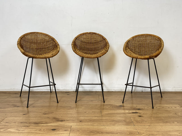 Formschöner 70er Jahre Barhocker aus Metall mit Sitz aus geflochtenem Rattan