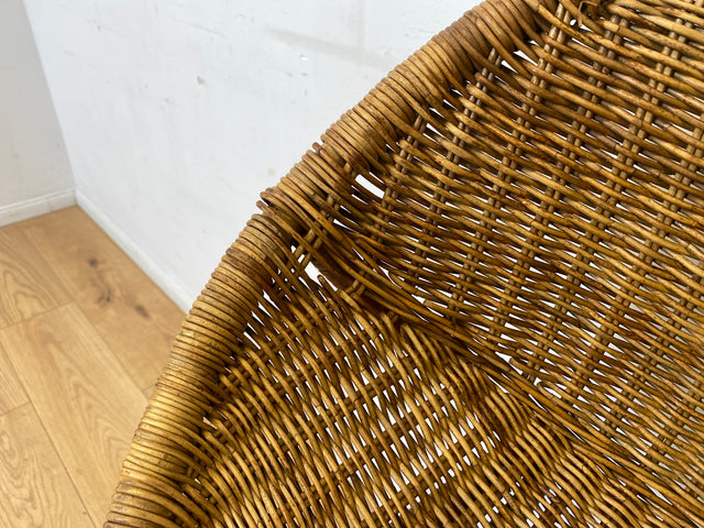 Formschöner 70er Jahre Barhocker aus Metall mit Sitz aus geflochtenem Rattan
