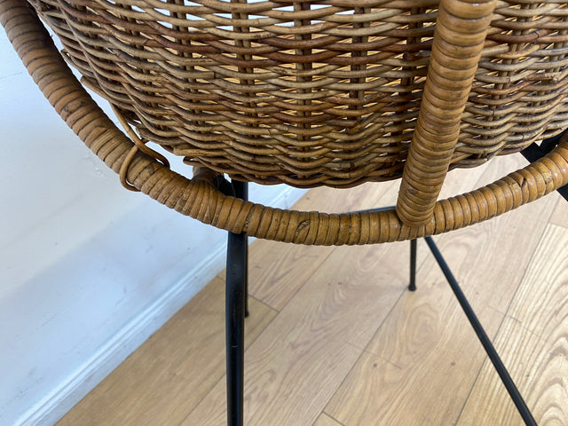 Formschöner 70er Jahre Barhocker aus Metall mit Sitz aus geflochtenem Rattan