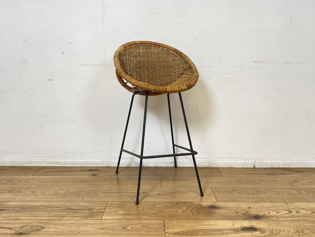 Formschöner 70er Jahre Barhocker aus Metall mit Sitz aus geflochtenem Rattan