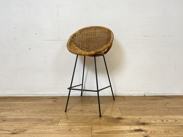 Formschöner 70er Jahre Barhocker aus Metall mit Sitz aus geflochtenem Rattan
