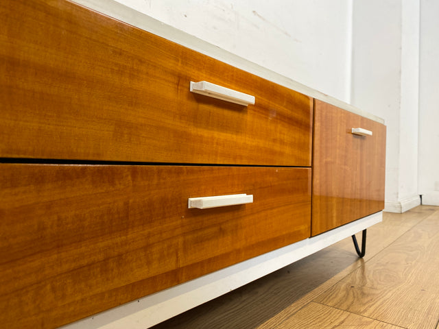 Hübsches 70er Jahre Lowboard mit Schubladen und Klappe, auf neuen Hairpin Füßen I Kommode Sideboard Wäschekommode Flurkommode TV Bank Board Fernsehkommode Retro Vintage I
