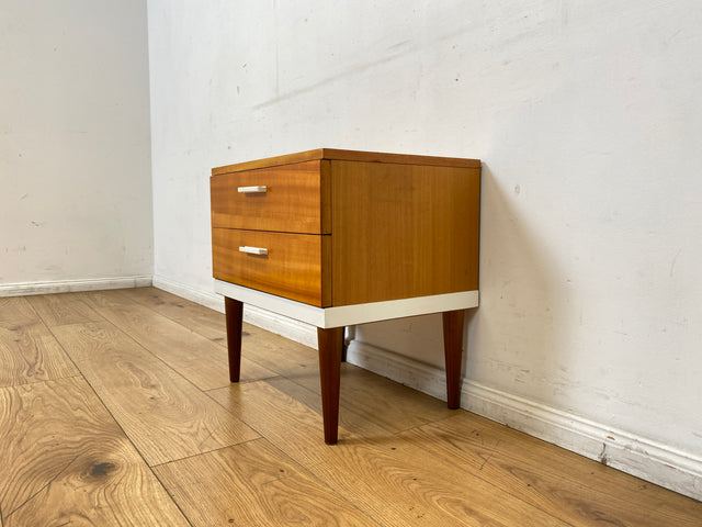 Sehr hübscher 70er Jahre Nachttisch mit Schubladen und konischen Füßen I Nachtkommode Nachtschränkchen Nachtschrank Kommode Beistelltisch Vintage Retro Mid-Century 60er I