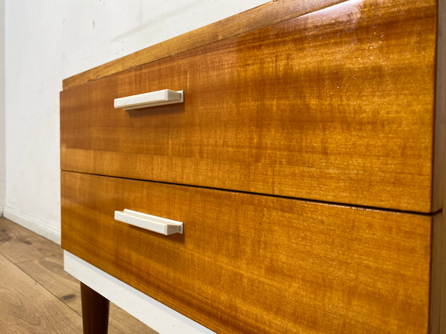 Sehr hübscher 70er Jahre Nachttisch mit Schubladen und konischen Füßen I Nachtkommode Nachtschränkchen Nachtschrank Kommode Beistelltisch Vintage Retro Mid-Century 60er I