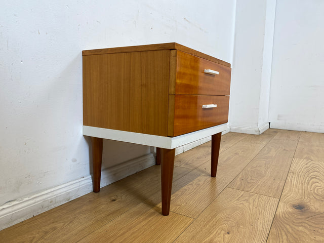 Sehr hübscher 70er Jahre Nachttisch mit Schubladen und konischen Füßen I Nachtkommode Nachtschränkchen Nachtschrank Kommode Beistelltisch Vintage Retro Mid-Century 60er I