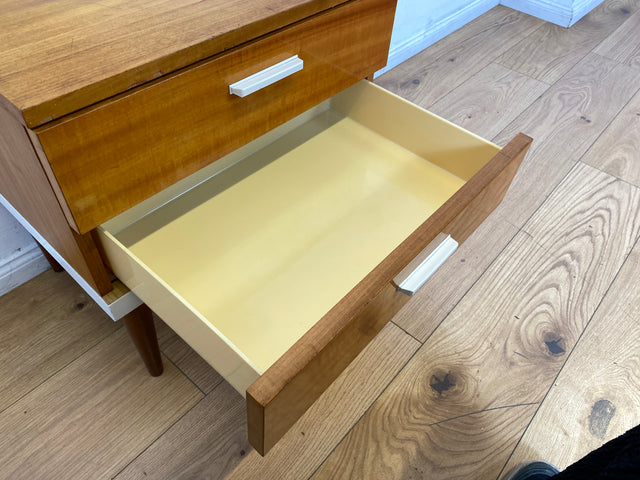 Sehr hübscher 70er Jahre Nachttisch mit Schubladen und konischen Füßen I Nachtkommode Nachtschränkchen Nachtschrank Kommode Beistelltisch Vintage Retro Mid-Century 60er I