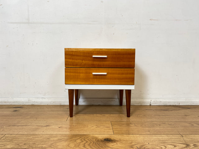 Sehr hübscher 70er Jahre Nachttisch mit Schubladen und konischen Füßen I Nachtkommode Nachtschränkchen Nachtschrank Kommode Beistelltisch Vintage Retro Mid-Century 60er I