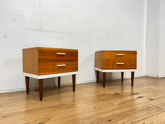 Sehr hübscher 70er Jahre Nachttisch mit Schubladen und konischen Füßen I Nachtkommode Nachtschränkchen Nachtschrank Kommode Beistelltisch Vintage Retro Mid-Century 60er I