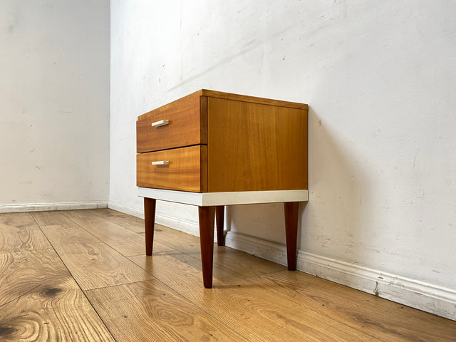 Sehr hübscher 70er Jahre Nachttisch mit Schubladen und konischen Füßen I Nachtkommode Nachtschränkchen Nachtschrank Kommode Beistelltisch Vintage Retro Mid-Century 60er I
