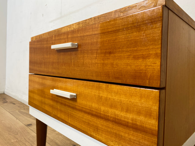 Sehr hübscher 70er Jahre Nachttisch mit Schubladen und konischen Füßen I Nachtkommode Nachtschränkchen Nachtschrank Kommode Beistelltisch Vintage Retro Mid-Century 60er I