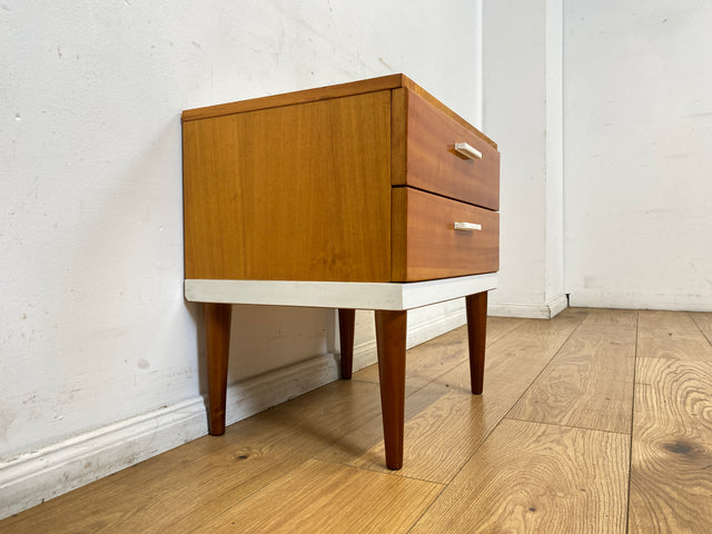 Sehr hübscher 70er Jahre Nachttisch mit Schubladen und konischen Füßen I Nachtkommode Nachtschränkchen Nachtschrank Kommode Beistelltisch Vintage Retro Mid-Century 60er I