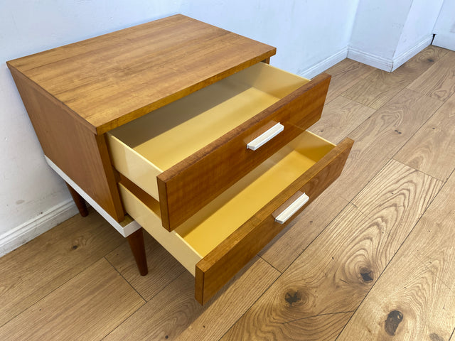 Sehr hübscher 70er Jahre Nachttisch mit Schubladen und konischen Füßen I Nachtkommode Nachtschränkchen Nachtschrank Kommode Beistelltisch Vintage Retro Mid-Century 60er I