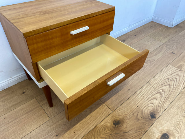 Sehr hübscher 70er Jahre Nachttisch mit Schubladen und konischen Füßen I Nachtkommode Nachtschränkchen Nachtschrank Kommode Beistelltisch Vintage Retro Mid-Century 60er I