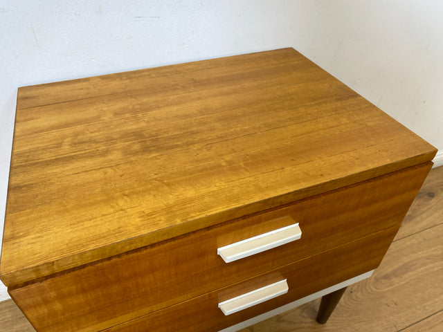 Sehr hübscher 70er Jahre Nachttisch mit Schubladen und konischen Füßen I Nachtkommode Nachtschränkchen Nachtschrank Kommode Beistelltisch Vintage Retro Mid-Century 60er I