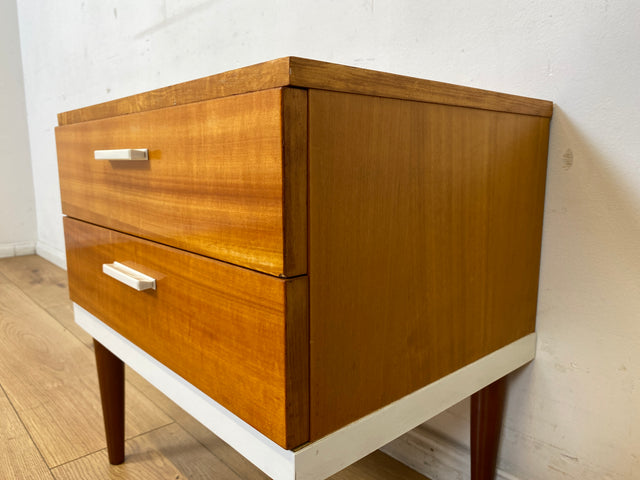 Sehr hübscher 70er Jahre Nachttisch mit Schubladen und konischen Füßen I Nachtkommode Nachtschränkchen Nachtschrank Kommode Beistelltisch Vintage Retro Mid-Century 60er I