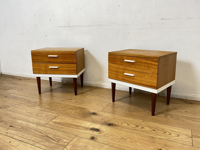 Sehr hübscher 70er Jahre Nachttisch mit Schubladen und konischen Füßen I Nachtkommode Nachtschränkchen Nachtschrank Kommode Beistelltisch Vintage Retro Mid-Century 60er I