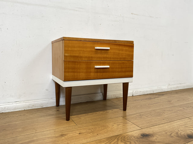 Sehr hübscher 70er Jahre Nachttisch mit Schubladen und konischen Füßen I Nachtkommode Nachtschränkchen Nachtschrank Kommode Beistelltisch Vintage Retro Mid-Century 60er I
