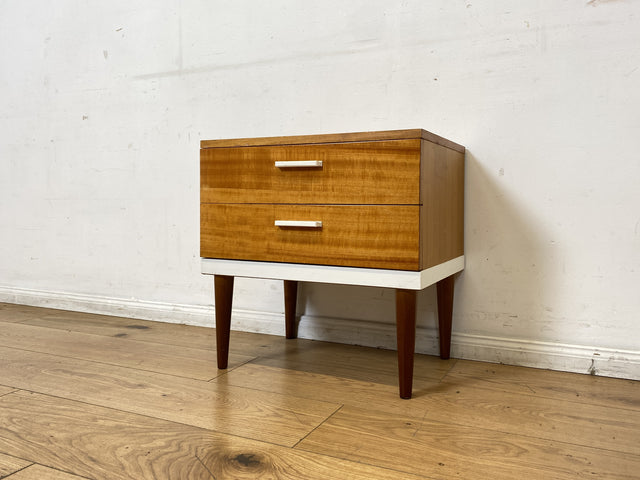 Sehr hübscher 70er Jahre Nachttisch mit Schubladen und konischen Füßen I Nachtkommode Nachtschränkchen Nachtschrank Kommode Beistelltisch Vintage Retro Mid-Century 60er I