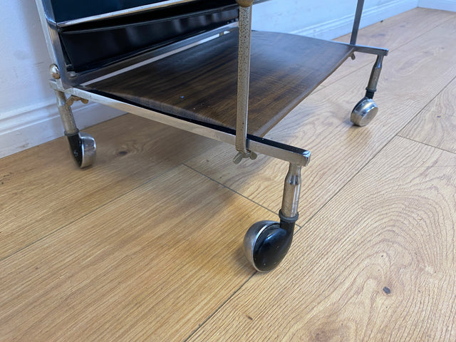 Stilvoller 70er Jahre Space Age Zeitungsständer auf Rollen aus Chrom , Leder & Nussbaum I Zeitungsablage Beistelltisch Ablage Couchtisch Regal Servierwagen Teewagen Vintage I