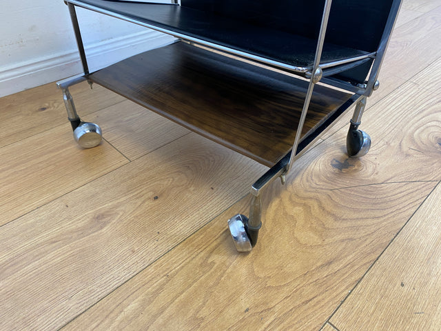 Stilvoller 70er Jahre Space Age Zeitungsständer auf Rollen aus Chrom , Leder & Nussbaum I Zeitungsablage Beistelltisch Ablage Couchtisch Regal Servierwagen Teewagen Vintage I