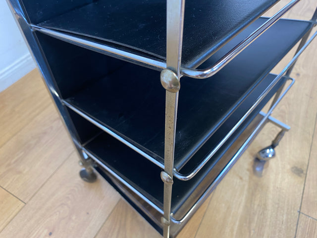 Stilvoller 70er Jahre Space Age Zeitungsständer auf Rollen aus Chrom , Leder & Nussbaum I Zeitungsablage Beistelltisch Ablage Couchtisch Regal Servierwagen Teewagen Vintage I