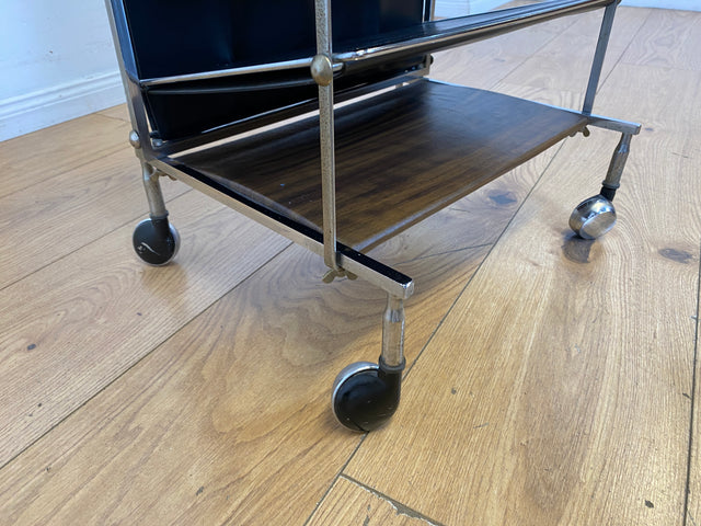 Stilvoller 70er Jahre Space Age Zeitungsständer auf Rollen aus Chrom , Leder & Nussbaum I Zeitungsablage Beistelltisch Ablage Couchtisch Regal Servierwagen Teewagen Vintage I