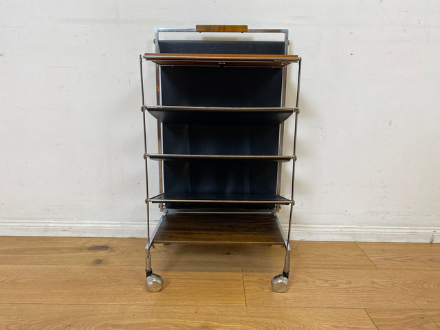 Stilvoller 70er Jahre Space Age Zeitungsständer auf Rollen aus Chrom , Leder & Nussbaum I Zeitungsablage Beistelltisch Ablage Couchtisch Regal Servierwagen Teewagen Vintage I
