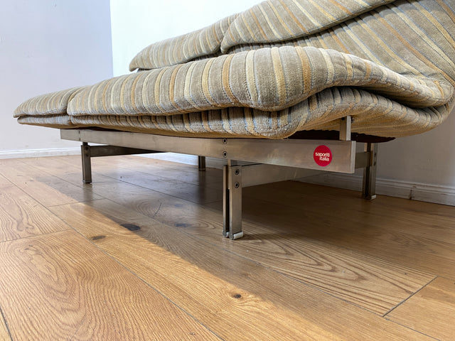 WMK I Ikonisches 70er Jahre Wave Sofa von Giovanni Offredi für Saporiti Italia auf Chrom Gestell und in Originalbezug