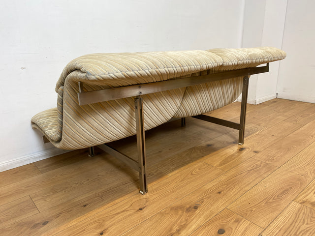 WMK I Ikonisches 70er Jahre Wave Sofa von Giovanni Offredi für Saporiti Italia auf Chrom Gestell und in Originalbezug