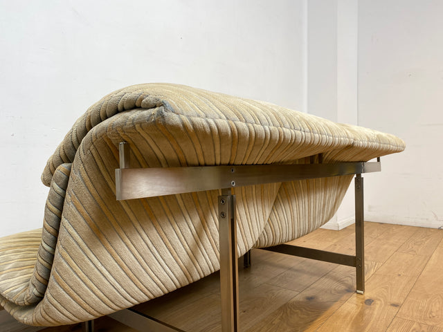 WMK I Ikonisches 70er Jahre Wave Sofa von Giovanni Offredi für Saporiti Italia auf Chrom Gestell und in Originalbezug