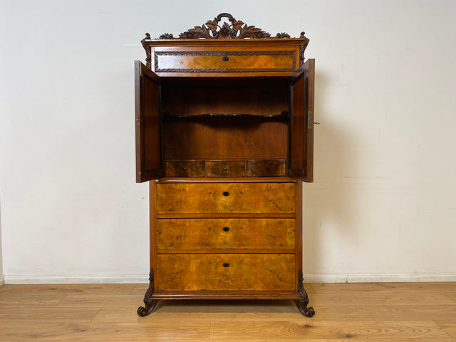 Vornehmer antiker Schrank , Vollholz in Nussbaum , mit Bar Fach.