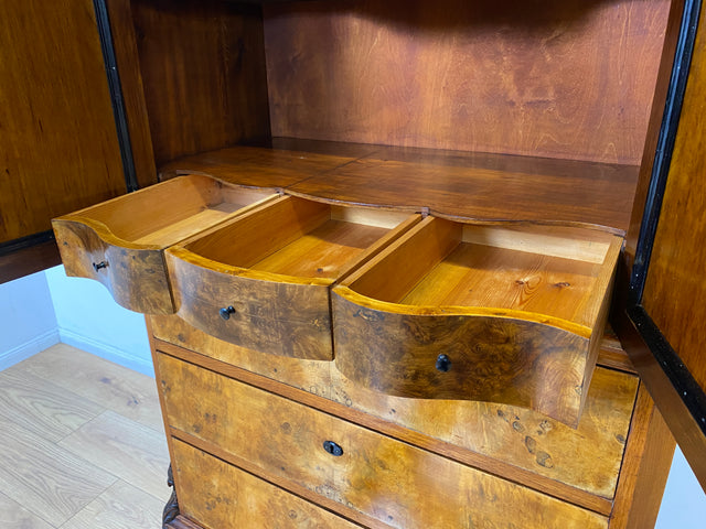 Vornehmer antiker Schrank , Vollholz in Nussbaum , mit Bar Fach.