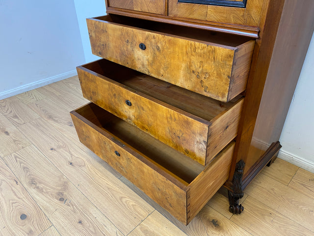 Vornehmer antiker Schrank , Vollholz in Nussbaum , mit Bar Fach.