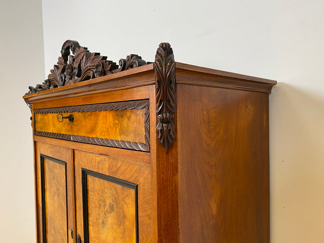 Vornehmer antiker Schrank , Vollholz in Nussbaum , mit Bar Fach.