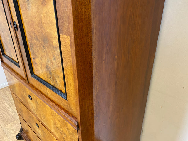 Vornehmer antiker Schrank , Vollholz in Nussbaum , mit Bar Fach.