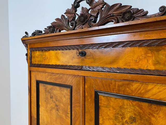 Vornehmer antiker Schrank , Vollholz in Nussbaum , mit Bar Fach.