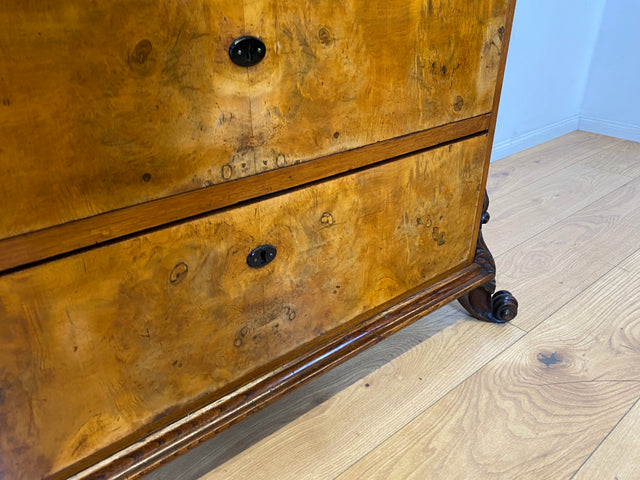Vornehmer antiker Schrank , Vollholz in Nussbaum , mit Bar Fach.