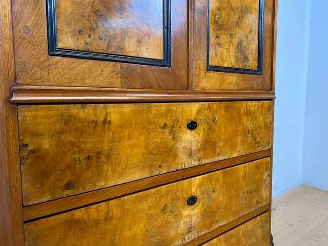 Vornehmer antiker Schrank , Vollholz in Nussbaum , mit Bar Fach.