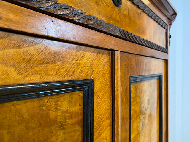 Vornehmer antiker Schrank , Vollholz in Nussbaum , mit Bar Fach.