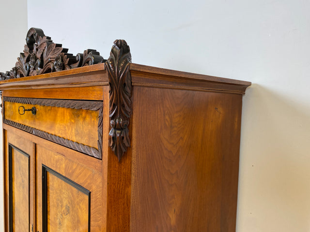 Vornehmer antiker Schrank , Vollholz in Nussbaum , mit Bar Fach.