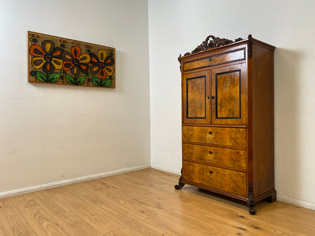 Vornehmer antiker Schrank , Vollholz in Nussbaum , mit Bar Fach.