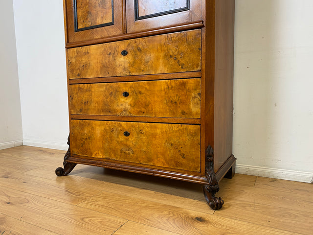 Vornehmer antiker Schrank , Vollholz in Nussbaum , mit Bar Fach.