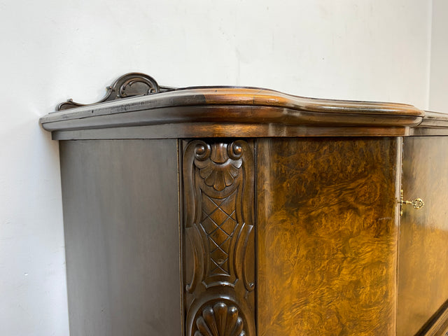 WMK I Elegante handverzierte antike Anrichte mit Schubladen und Marmor Ablage