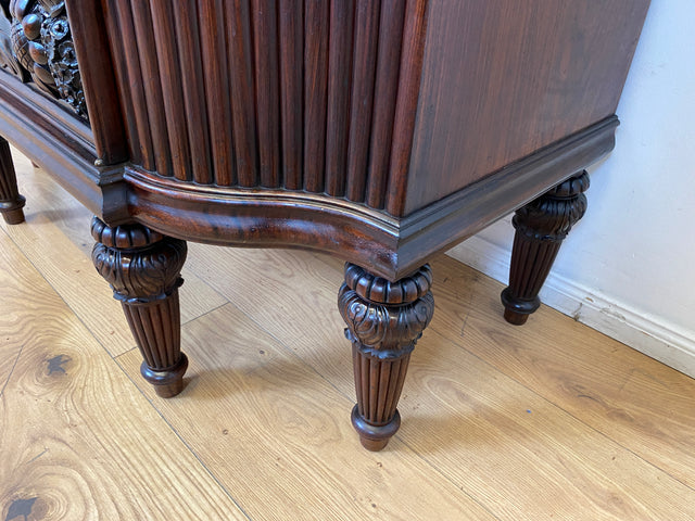 Edle antike Spiegelkommode aus vollem Holz handverziert mit floralem Ornamenten.