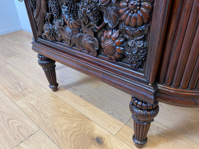 Edle antike Spiegelkommode aus vollem Holz handverziert mit floralem Ornamenten.