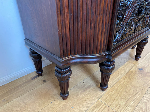 Edle antike Spiegelkommode aus vollem Holz handverziert mit floralem Ornamenten.