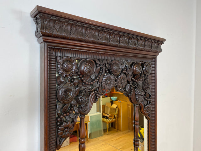 Edle antike Spiegelkommode aus vollem Holz handverziert mit floralem Ornamenten.