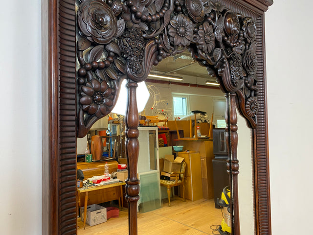 Edle antike Spiegelkommode aus vollem Holz handverziert mit floralem Ornamenten.